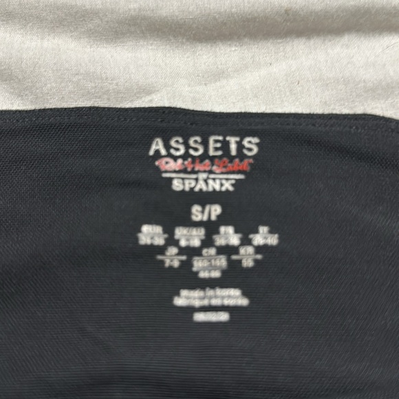 Assets by Spanx Red Hot Label Black Leggings Size Smalll - Picture 3 of 4